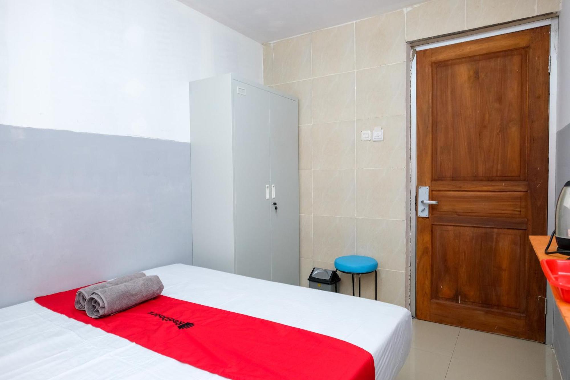 Reddoorz Near Mulyosari Hotel